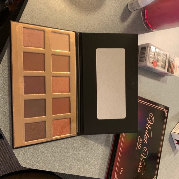 Crown eyeshadow palette - Picture 2 of 3